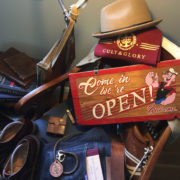 Cult & Glory vermittelt ein klassisches Lebensgefühl für Männer – mit Jeans, Axt und Rasiermesser.