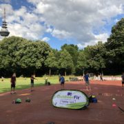 An der roten Aschebahn im Unteren Luisenpark findet OutdoorFit statt. Erkennbar am kleinen Zelt mit dem grünen Logo.