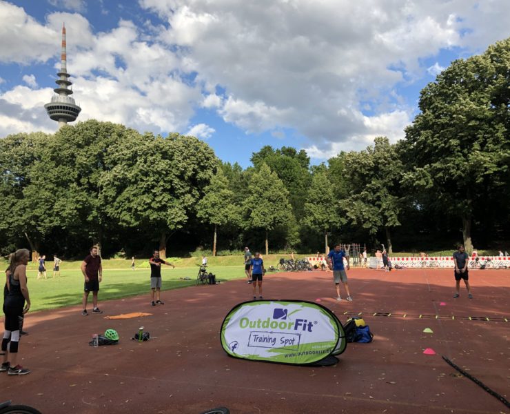 An der roten Aschebahn im Unteren Luisenpark findet OutdoorFit statt. Erkennbar am kleinen Zelt mit dem grünen Logo.