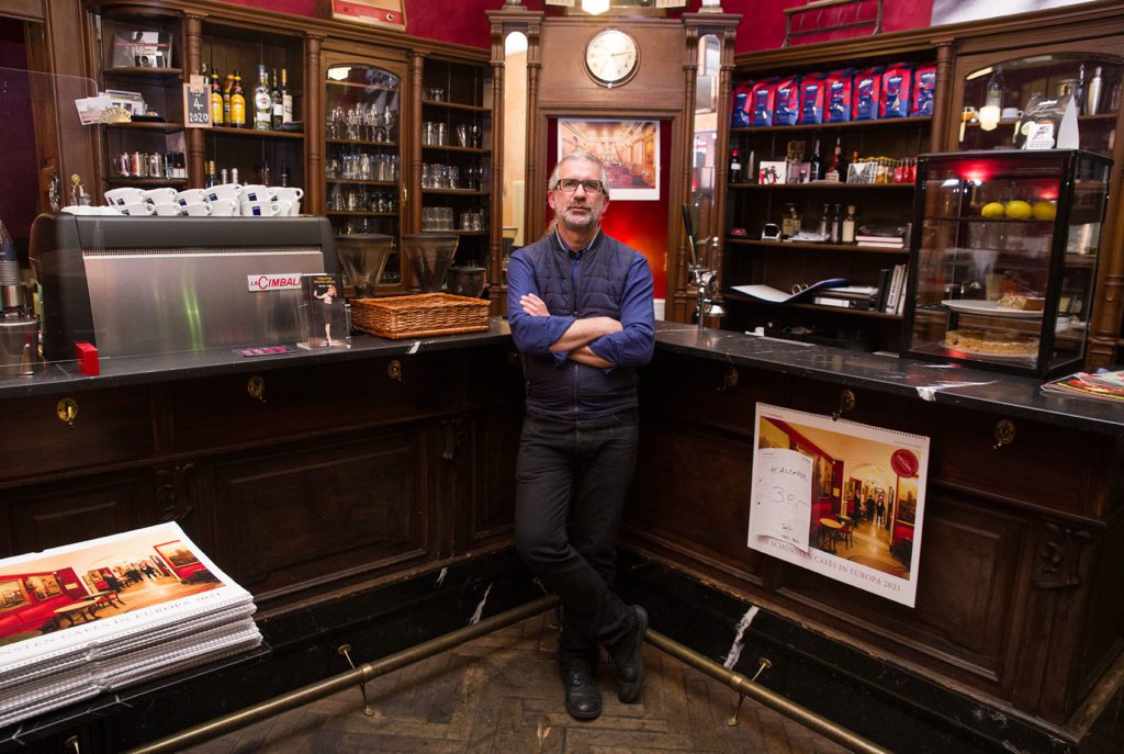 Der gebürtige Grieche Adonis Malamos betreibt sein Café Prag in den Quadraten neben dem Rathaus seit 2002. © Markus Mertens