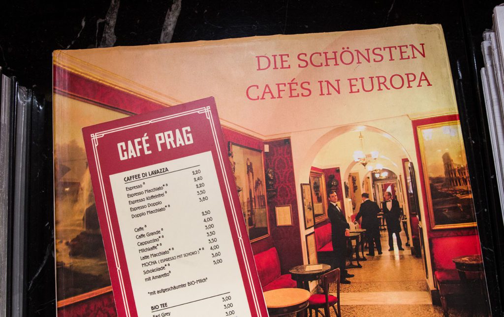 Für seine Kalender und Bücher ist Adonis Malamos bekannt. In ihren präsentiert er Spitzencafés aus ganz Europa, die er selbst besuchte und fotografierte. © Markus Mertens