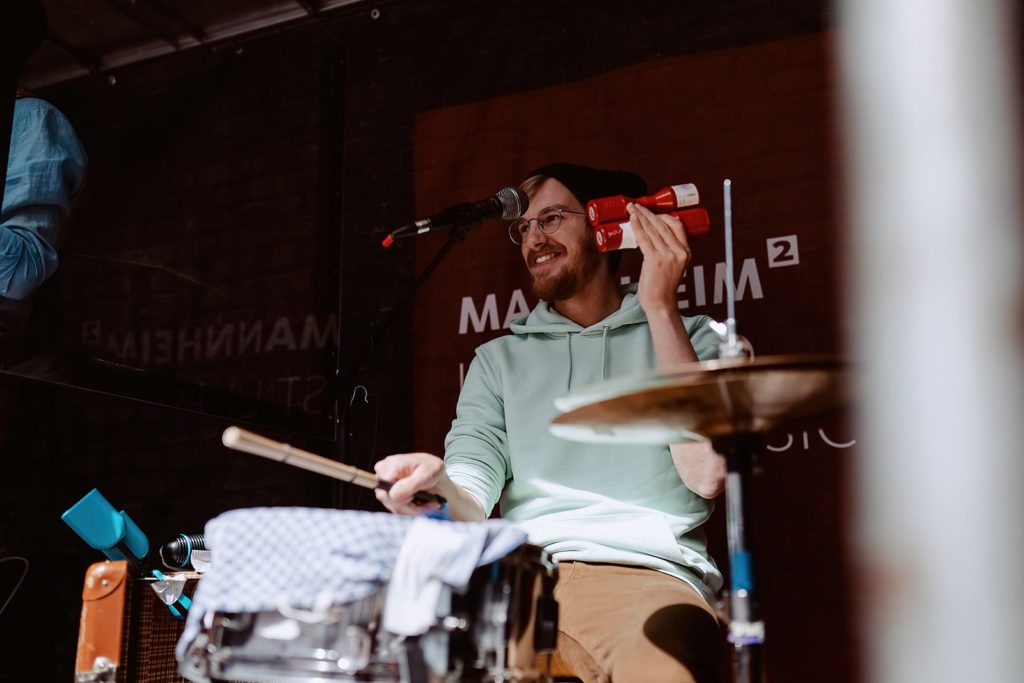 Jan hat Musikpädagogik studiert und sitzt bei Larifari auch gerne hinter den Drums. © Stadtmarketing Mannheim GmbH | Sebastian Weindel