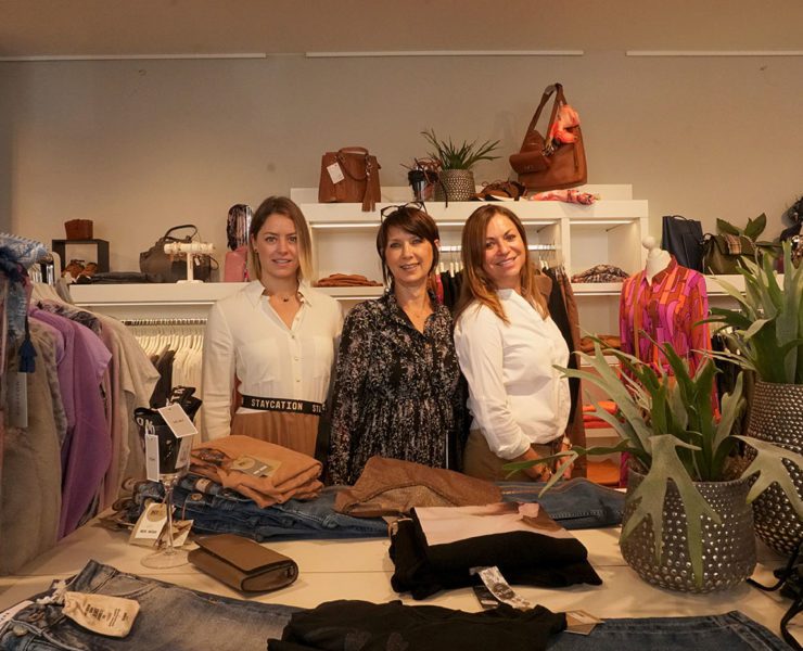 Aline Grotelüschen, Annegret Haun und Heike Bentzinger (v.l.) stehen hinter der Boutique Lieblings. © Marie Völker