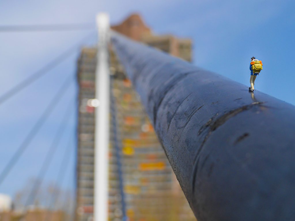 Benedikt geht mit seinen Miniaturfiguren auf Entdeckungstour - quer durch Mannheim. © Little Mannheim