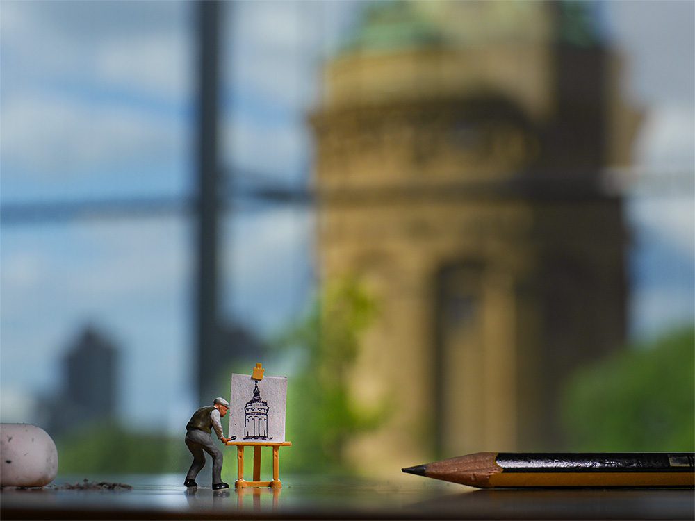 Benedikt Hild lässt seinen kleinen Künstler für Little Mannheim den Wasserturm malen. © Little Mannheim