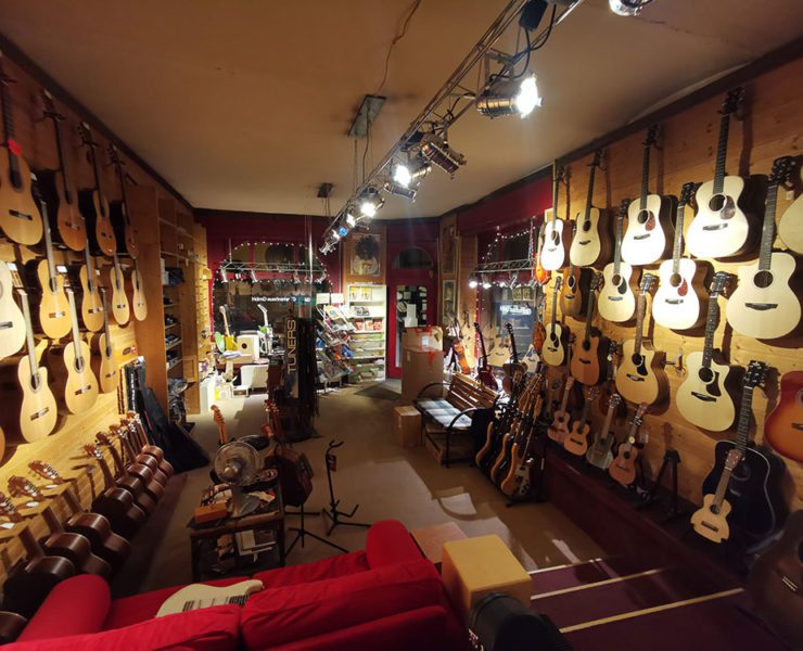 In dem unscheinbaren Laden in der Neckarstadt erstreckt sich eine große Auswahl an Gitarren aller Art. © Michael Ströbel