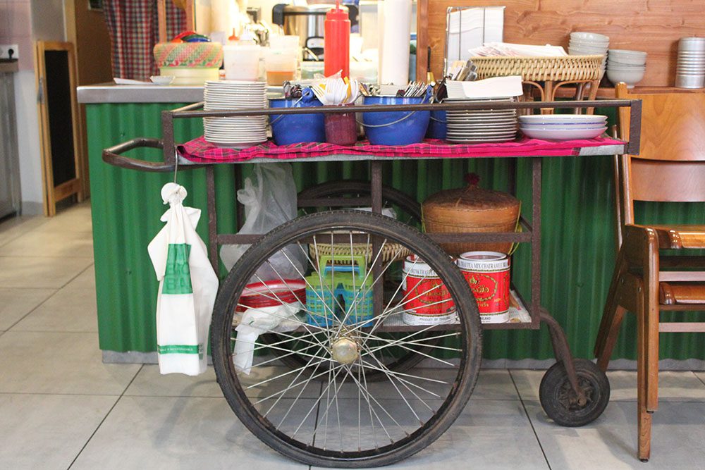 Ein typisch thailändischer Wagen der Garküche dient als Besteckaufbewahrung. © Julia Wadle
