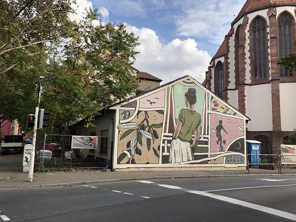 Das Mural „Fenster zum Hof“ greift die Farben aus der Umgebung auf. © Katharina Koser