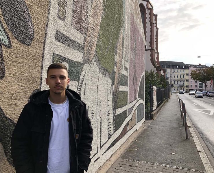 Künstler Yannik Czolk vor seinem Mural "Fenster zum Hof". © Katharina Koser