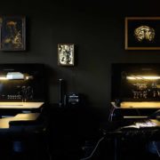 Tusche-Malereien an den Wänden, Kunst auf der Haut. Das Venus in Furs gleicht einer Galerie. © Max Heckmann