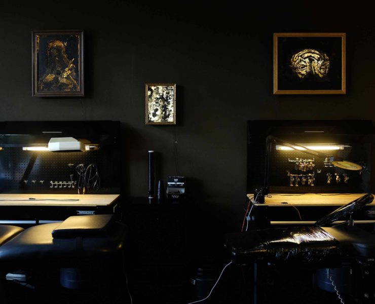 Tusche-Malereien an den Wänden, Kunst auf der Haut. Das Venus in Furs gleicht einer Galerie. © Max Heckmann