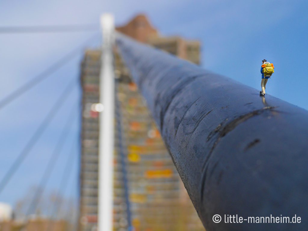 Benedikt geht mit seinen Miniaturfiguren auf Entdeckungstour - quer durch Mannheim. © Little Mannheim