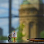 Benedikt Hild lässt seinen kleinen Künstler für Little Mannheim den Wasserturm malen. © Little Mannheim