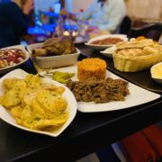 Neben den Vorspeise, gibt es in der Anisée Meze Bar auch andere traditionelle Gerichte der türkischen Küche. © Anisée Meze Bar