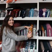 Schneiderin Kirstin Kellermann in ihrem Stoffladen Delta Fabrics in der Neckarstadt-Ost. © Tanja Capuana-Parisi