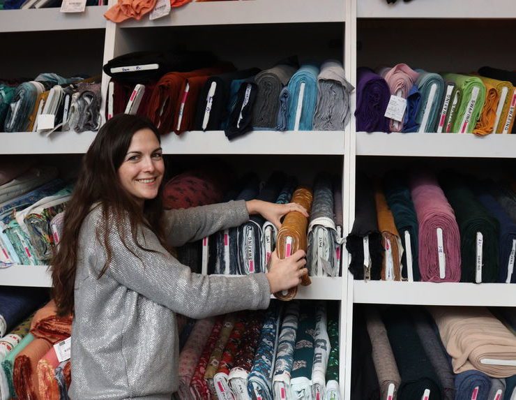 Schneiderin Kirstin Kellermann in ihrem Stoffladen Delta Fabrics in der Neckarstadt-Ost. © Tanja Capuana-Parisi
