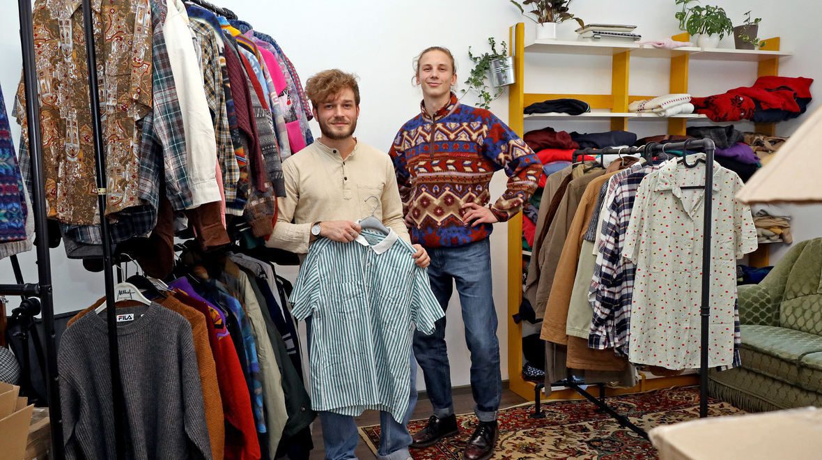 Robert Edelmann und Tim Bolle zwischen den Kleiderständern im ihrem Büro. © Christoph Blüthner