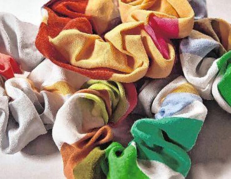 Auch bunte Haarbänder gehören zur Produktpalette des Unternehmens. © Johanna Dörsam