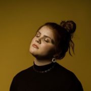 Loi heißt in Wirklichkeit Leonie und ist 18 Jahre alt. © Philipp Glasdome