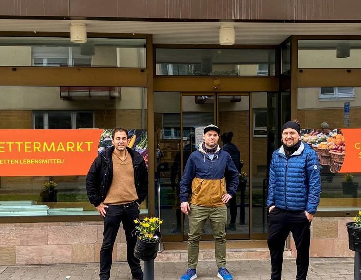 Nicolas Rodriguez, Roman Kress und Björn Moschinski (v.l.) vor ihrem neu-eröffneten Laden "Rettermarkt" auf dem Lindenhof.© Kress/Fenner