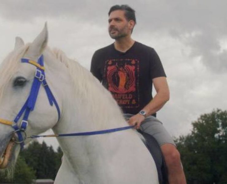 Filmausschnitt: Maifeld Derby Organisator Timo Kumpf auf einem Pferd.