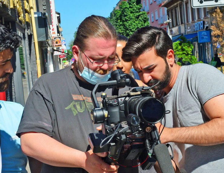 Schauspieler Erdi Sirin (links), Kameramann Sascha Kempf (Mitte) und Ulas Turan am Drehort in G2. © Manfred Rinderspacher