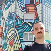 Künstler Alexander Isakov vor seinem Kunstwerk am GBG-Kundenzentrum im Quadrat H4,9.