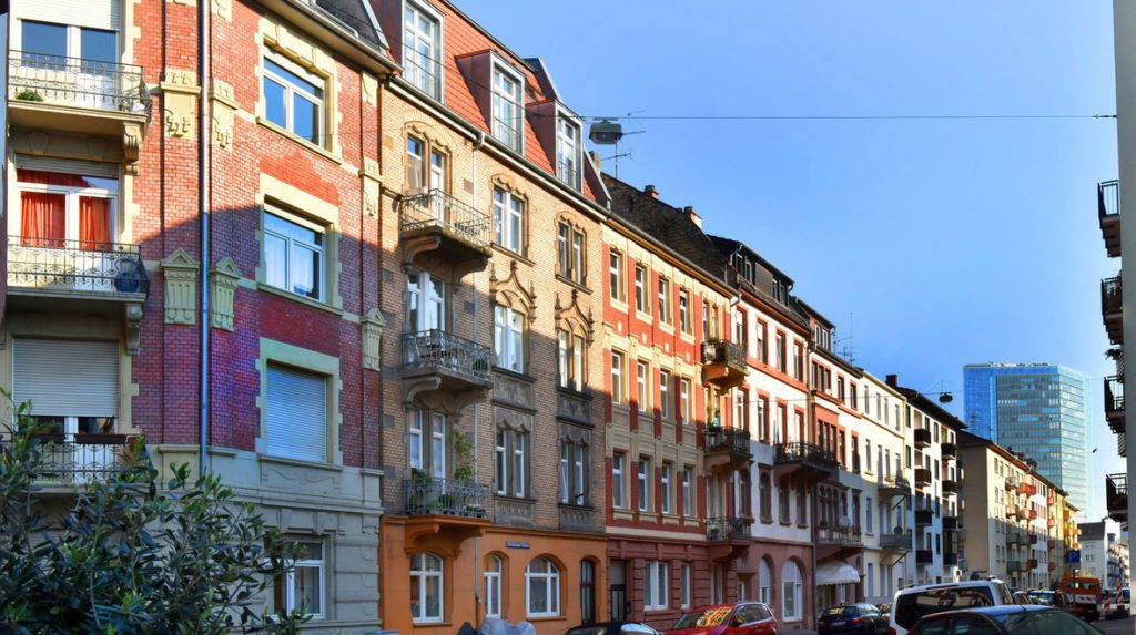 Farbenfrohe Häuser reihen sich aneinander. © Manfred Rinderspacher