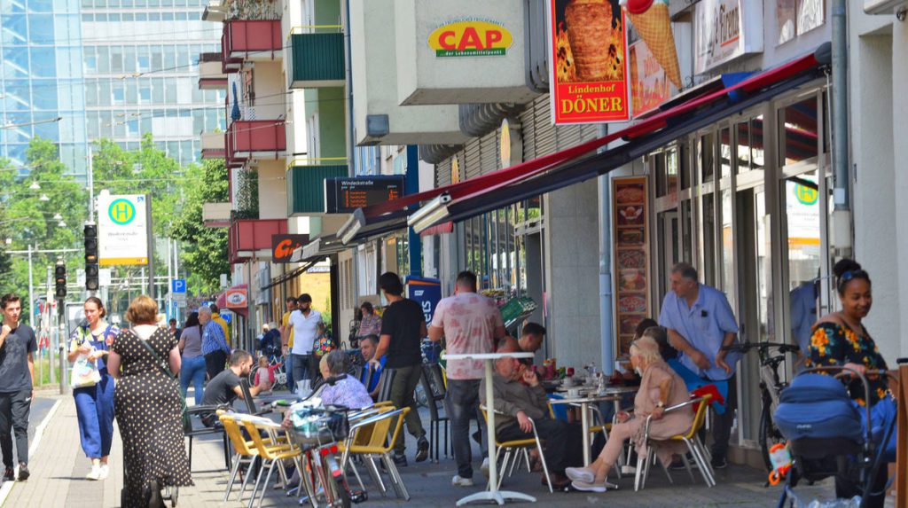 Nach einem Spaziergang an der Rheinuferpromenade findet sich schnell ein Platz in einem Café. © Manfred Rinderspacher