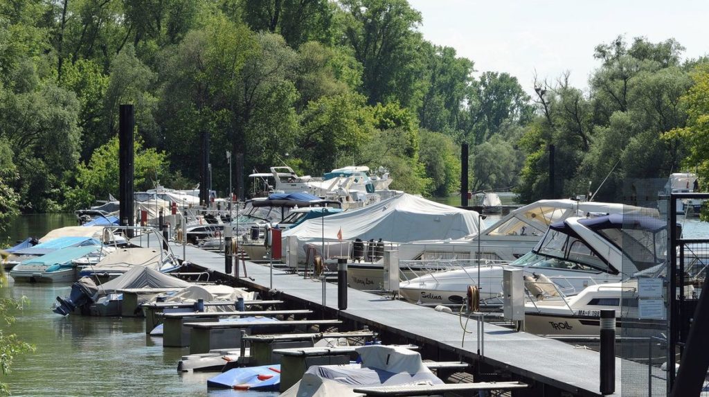 Yachthafen im Rheinauhafen. Am Rheinkilometer 412,4 liegen rund 150 schmucke Schiffe, allen voran das schwimmende Restaurant "Heimat". © Thomas Tröster