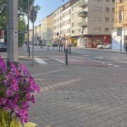Schöne Altbauten neben zweckmäßigen Häusern, nette Cafés neben rustikalen Imbissen, Buntes neben Grauem – das ist die Schwetzingerstadt. Hier: die Seckenheimer Straße. © Stefan Proetel