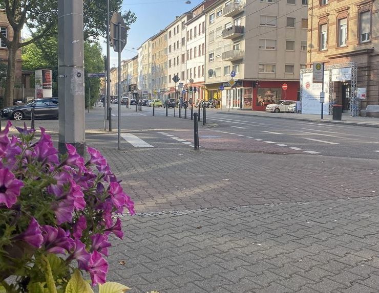 Schöne Altbauten neben zweckmäßigen Häusern, nette Cafés neben rustikalen Imbissen, Buntes neben Grauem – das ist die Schwetzingerstadt. Hier: die Seckenheimer Straße. © Stefan Proetel