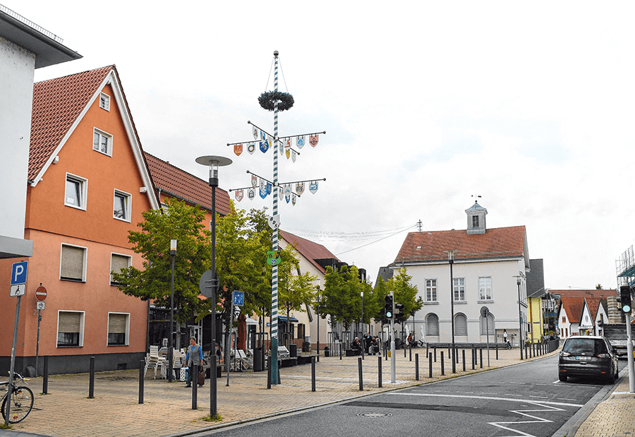 Tradition ist hier wichtig - das zeigt der Maibaum. © Michael Ruffler