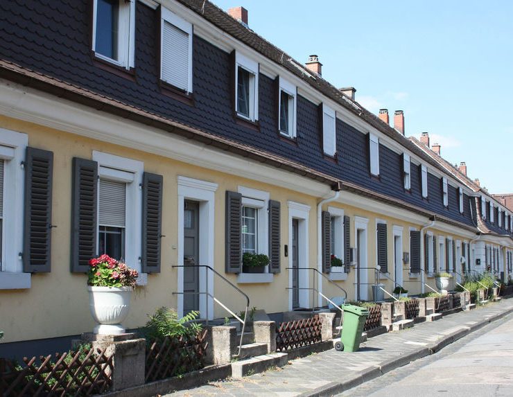 Im Heideweg bietet sich dem Besucher ein typischer Anblick für den alten Teil der Gartenstadt. Die Genossenschaftshäuser stehen unter Denkmalschutz. © Susanne Wassmuth-Gumbel