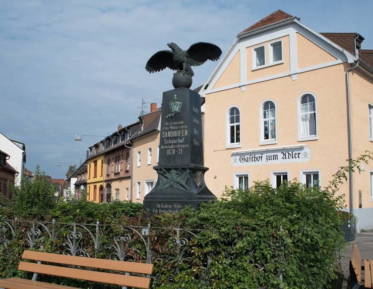 Kriegerdenkmal und Gasthof zum Adler – beides Orte des Erinnerns und der Tradition. Hier findet normalerweise die jährliche Kerwe statt. © Markus Mertens