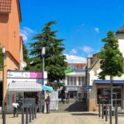 Café, Eisdiele, Restaurant, Einzelhandel und jeden Donnerstag der Wochenmarkt: der Marktplatz in Wallstadt ist zentraler Treffpunkt. © Michael Ruffler