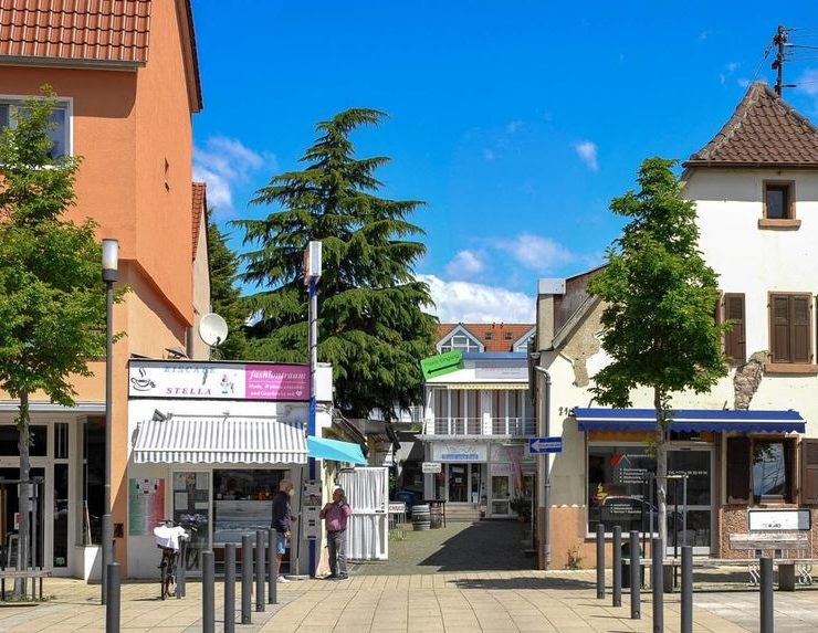 Café, Eisdiele, Restaurant, Einzelhandel und jeden Donnerstag der Wochenmarkt: der Marktplatz in Wallstadt ist zentraler Treffpunkt. © Michael Ruffler