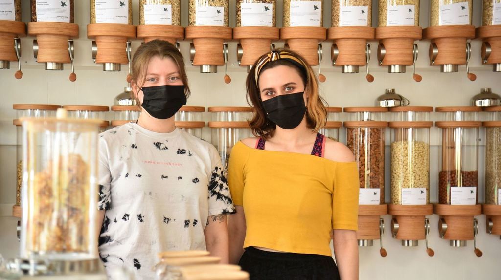 Darlene Podhajsky (l.) und Bianca Kallinger wollen mit ihrem grünkern auf dem Lindenhof einen Beitrag zum umweltbewussten Einkauf leisten. © Stefanie Ball