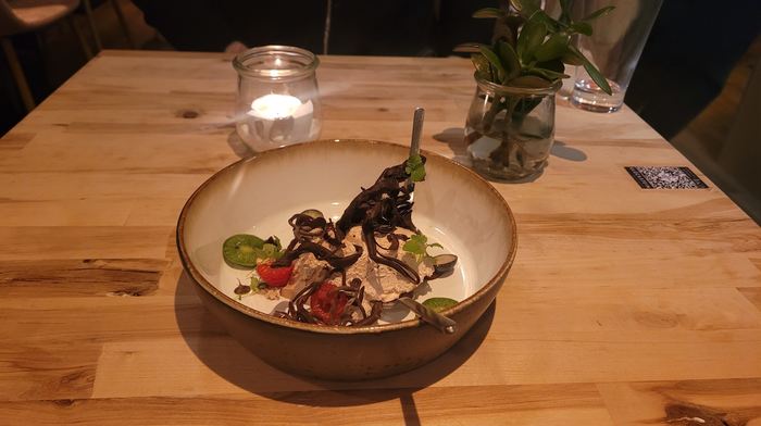 Feines Dessert: Nougat Mousse mit Schokolade. © Julia Brinkmann