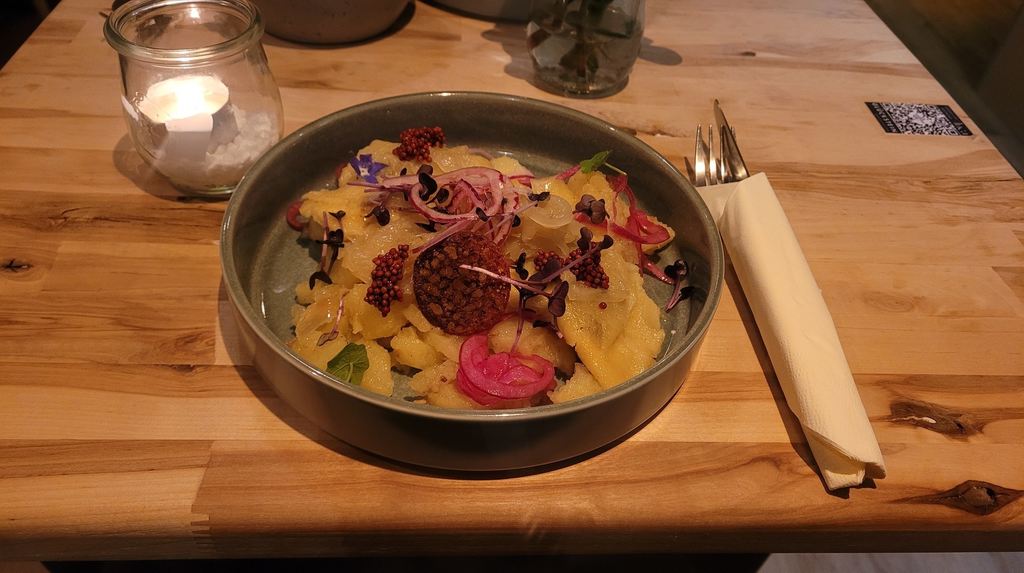 Deftig und gleichzeitig edel: „Love Made TastyTashes“, sprich Maultaschen, dazu „Grumbeeresalat“ und Zwiebelschmelze. © Julia Brinkmann