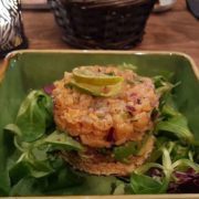 Ansprechend angerichtet: das Lachstartar im "Movida" in Mannheim. © Till Börner