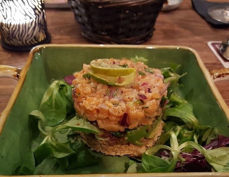 Ansprechend angerichtet: das Lachstartar im "Movida" in Mannheim. © Till Börner