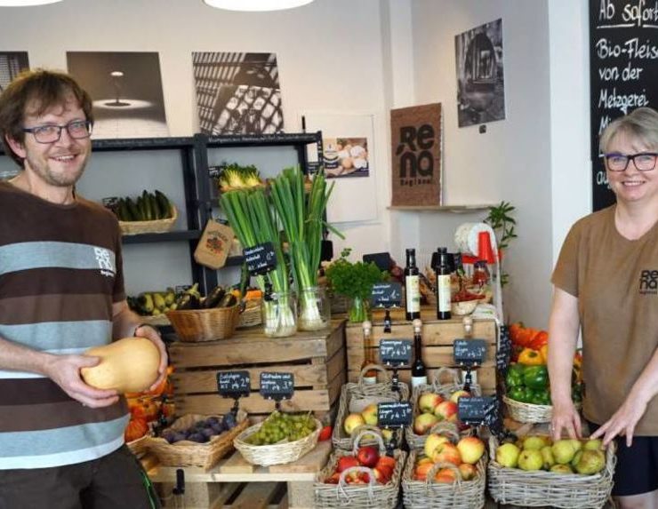 Frische und regionale Produkte bieten die Inhaber von renaRegional, Christian Schlabschi und Renata Bogucki, in ihrem Laden. © Sylvia Osthues