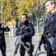 Bei den Dreharbeiten im Mannheimer Glückstein-Quartier: Melanie Wolf (v.l.), Dirk Lins und Sebastian Prenzel. @ Julius Eiberger