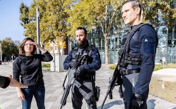 Bei den Dreharbeiten im Mannheimer Glückstein-Quartier: Melanie Wolf (v.l.), Dirk Lins und Sebastian Prenzel. @ Julius Eiberger