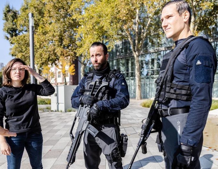 Bei den Dreharbeiten im Mannheimer Glückstein-Quartier: Melanie Wolf (v.l.), Dirk Lins und Sebastian Prenzel. @ Julius Eiberger