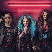 Die Mannheimer Band Supernova Plasmajets: „Cliff Bourbon“ (Tobias Heidinger, Bass), Alexis Rose (Boris-Alexis Horn, Schlagzeug), Jennifer Crush (Nastassja Spieß, Gesang), Randy Stardust (Andreas Defren, Gitarre/Gesang), Manni McFly (Markus Mantei, Gitarre). @ Supernova Plasmajets