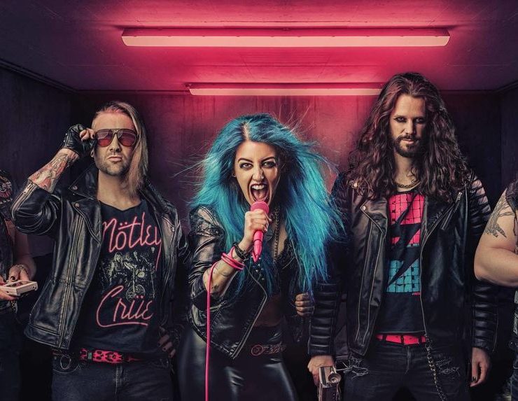 Die Mannheimer Band Supernova Plasmajets: „Cliff Bourbon“ (Tobias Heidinger, Bass), Alexis Rose (Boris-Alexis Horn, Schlagzeug), Jennifer Crush (Nastassja Spieß, Gesang), Randy Stardust (Andreas Defren, Gitarre/Gesang), Manni McFly (Markus Mantei, Gitarre). @ Supernova Plasmajets