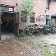 Im Hof von Basement Bikes stehen - was sonst - jede Menge Fahrräder. © Tobias Törkott