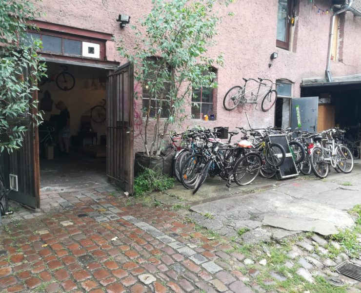 Im Hof von Basement Bikes stehen - was sonst - jede Menge Fahrräder. © Tobias Törkott